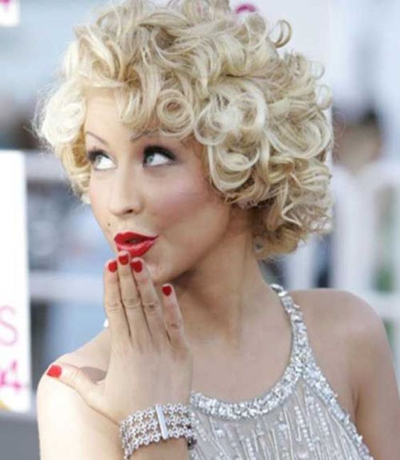 Christina Aguilera's Perfect Bouncy Pin Curls