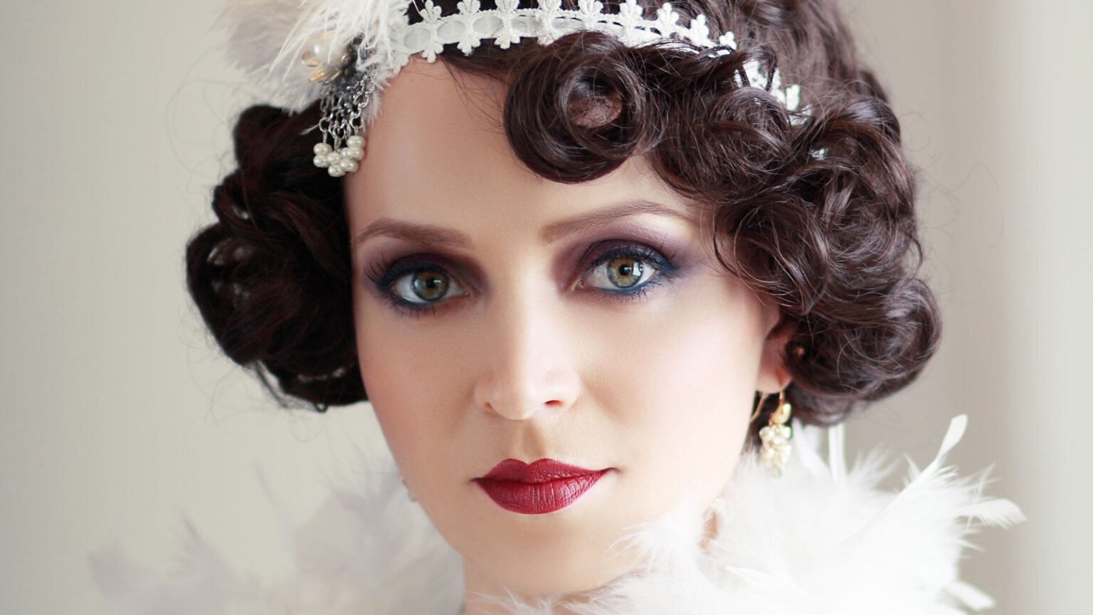 25 Flirty Flapper Hairstyles For The Best Vintage Glam Looks