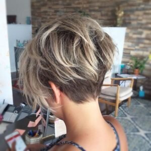 32 Modern Short Haircuts For Thick Hair