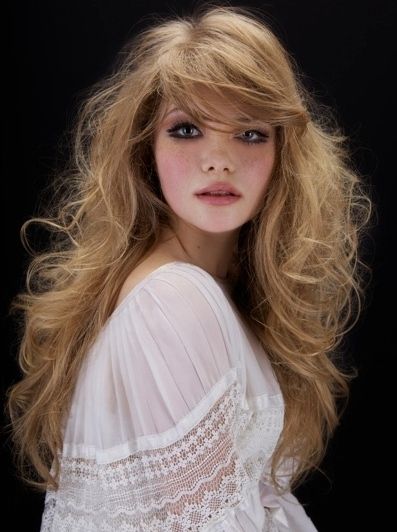 35 Glamorous '70s Feathered Hair Style Looks
