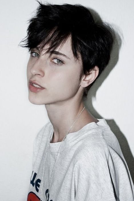 Androgynous female haircuts
