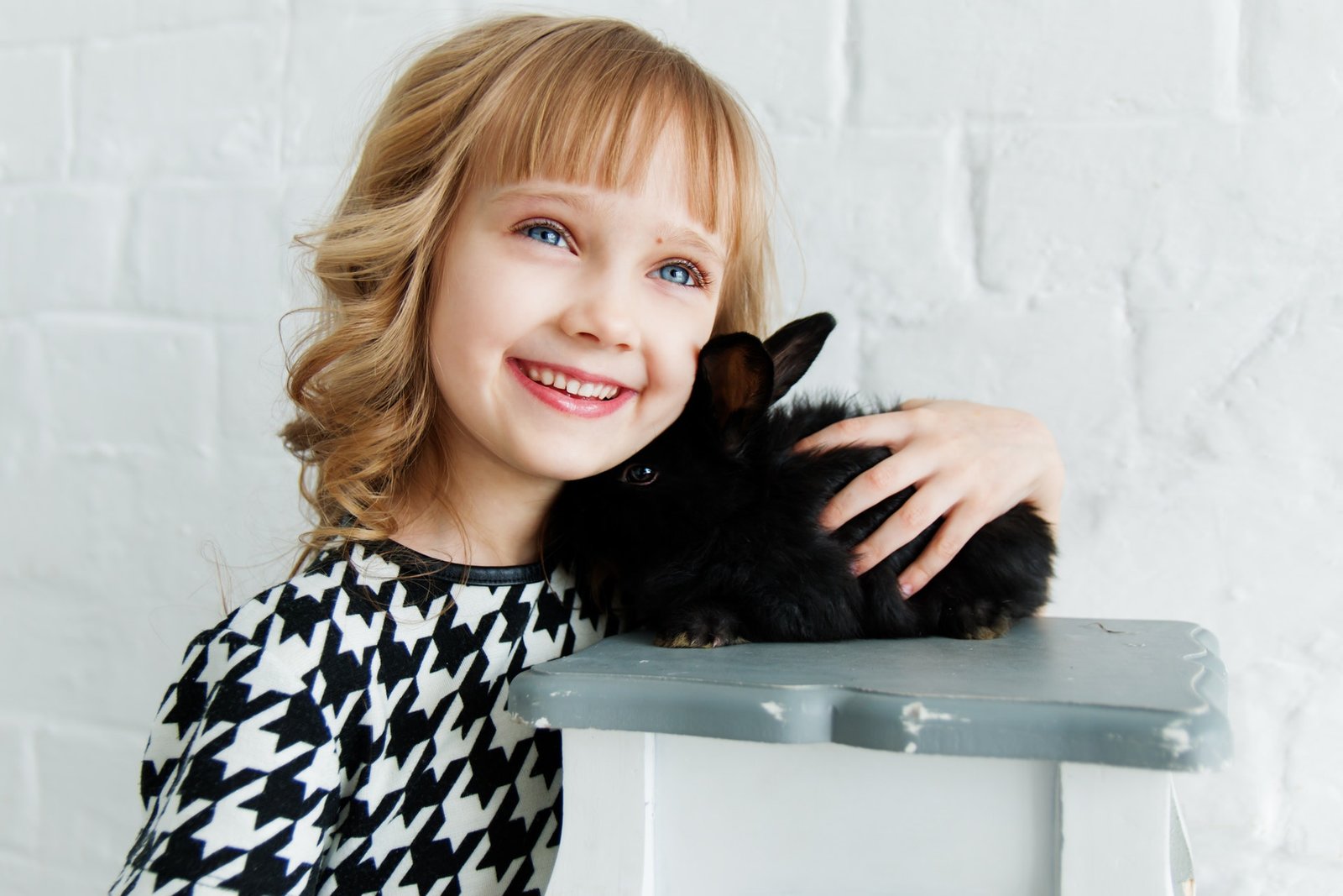 Little girl deals haircuts 2019