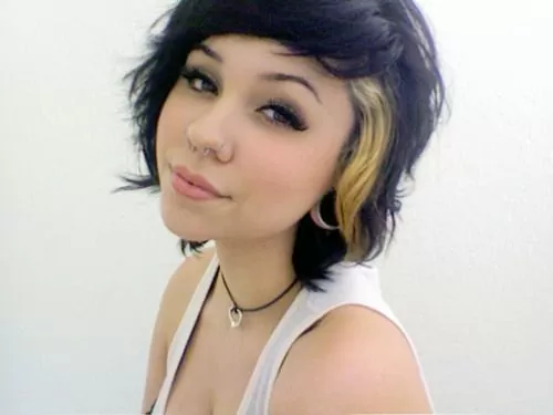 shaggy bob with blonde panel