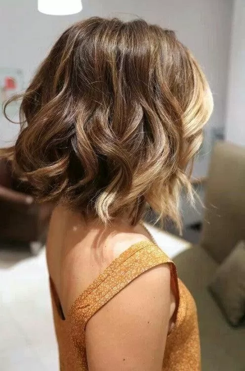 Wavy Bob with Honey Face-Framing Highlights
