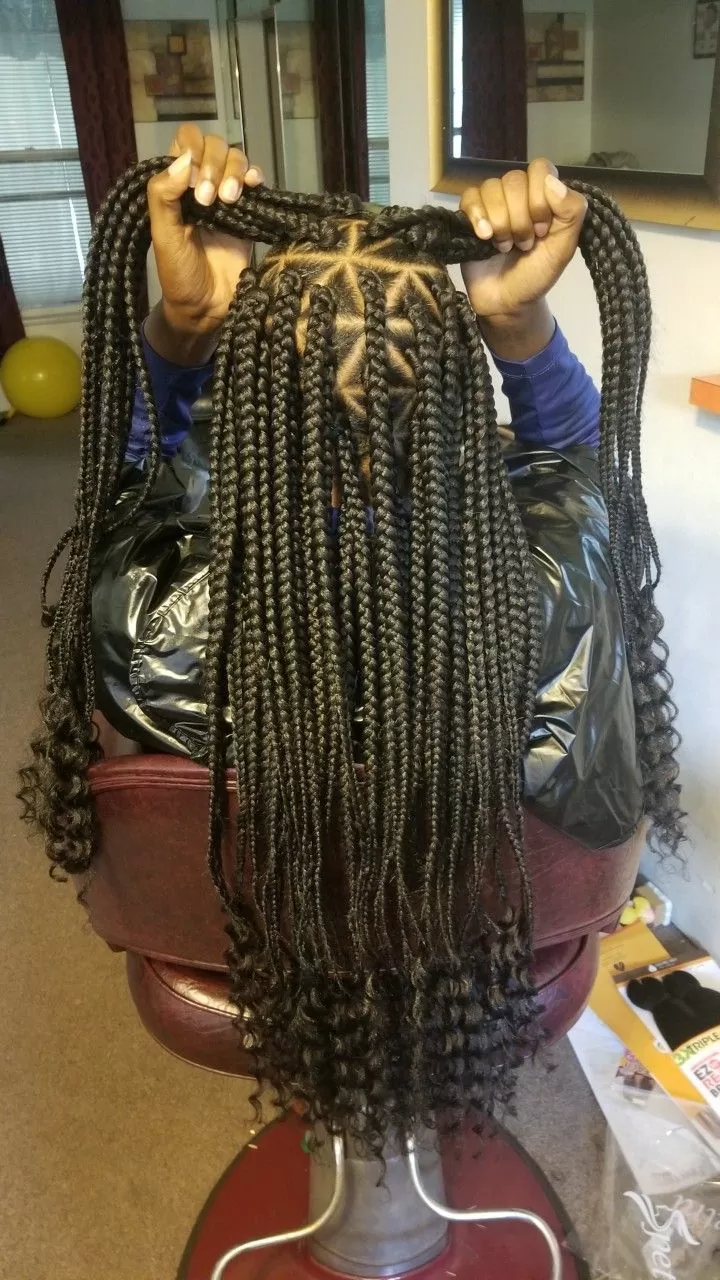 Curl ends triangle box braids