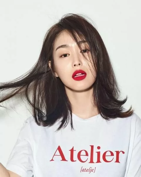 Long Side Swept Bangs and Flicked-Out Ends